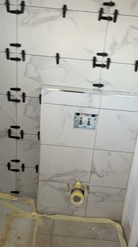 Coffrage de WC suspendu carrelé effet marbre blanc, réservation pour la plaque de commande et clips de nivellement, Saint-Chamond