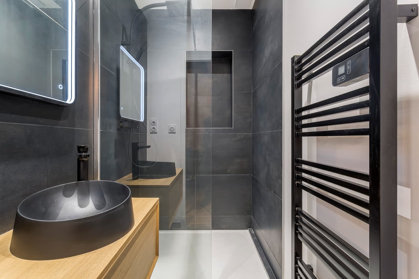 Salle de douche en faïence anthracite grand format avec niche, receveur extraplat, vasque noire et sèche-serviettes noir, Saint-Priest