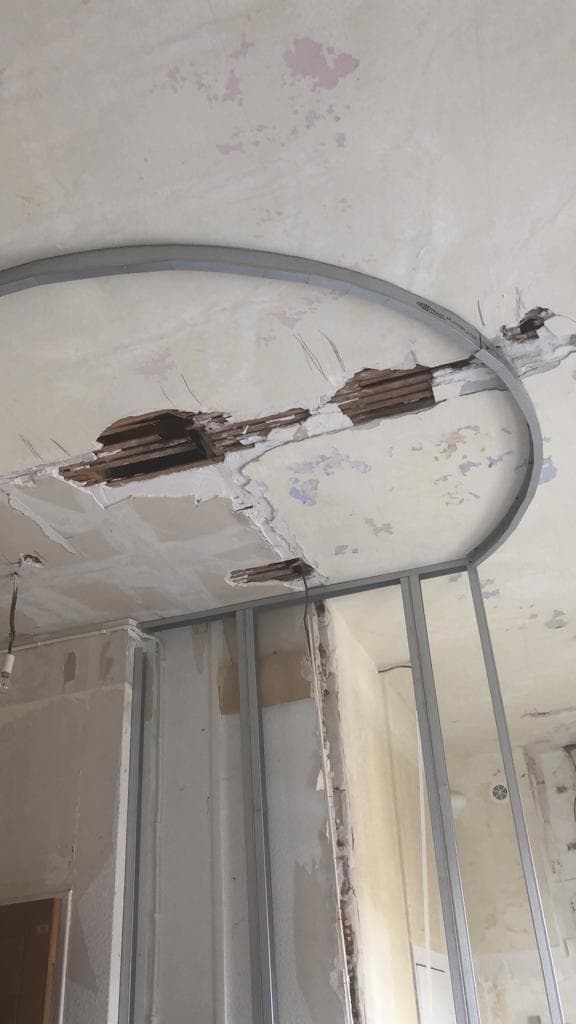 Plafond en plâtre ouvert jusqu’au lattis bois, rail métallique cintré et montants posés pour une cloison arrondie, Villeurbanne